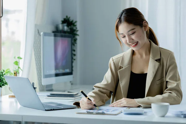 Asian Women Working Office Young Asian Business Women Business Executives — Stok fotoğraf