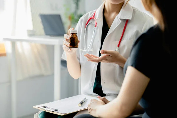 Examination Room Atmosphere Hospital Doctors Patients Examining Diagnosing Prescribing Medications — Stockfoto