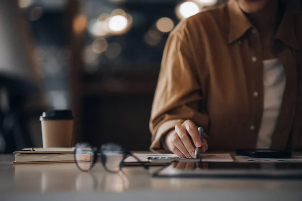 Business Finance Woman Reviewing Company Financial Documents Prepared Finance Department — Stock fotografie