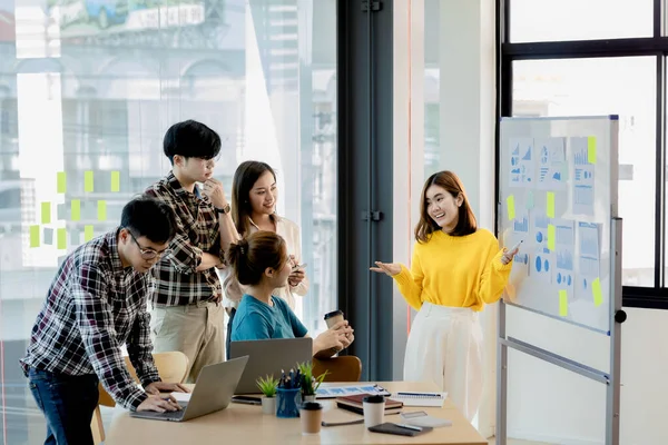 İnsanların sunum yaptığı toplantı odalarında, beyin fırtınası yapıyorlar, şirketin büyüme ve kârını yönetmek için toplantılar planlıyorlar. Yeni neslin yönetim kavramı.