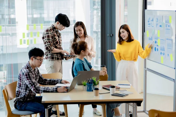 İnsanların sunum yaptığı toplantı odalarında, beyin fırtınası yapıyorlar, şirketin büyüme ve kârını yönetmek için toplantılar planlıyorlar. Yeni neslin yönetim kavramı.