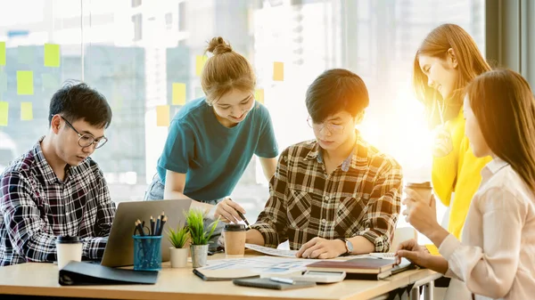 Bir grup insan konferans odasında toplandı. Şirketin büyüme ve kârını yönetmek için beyin fırtınası yapıp toplantılar planlıyorlardı. Yeni neslin yönetim kavramı.
