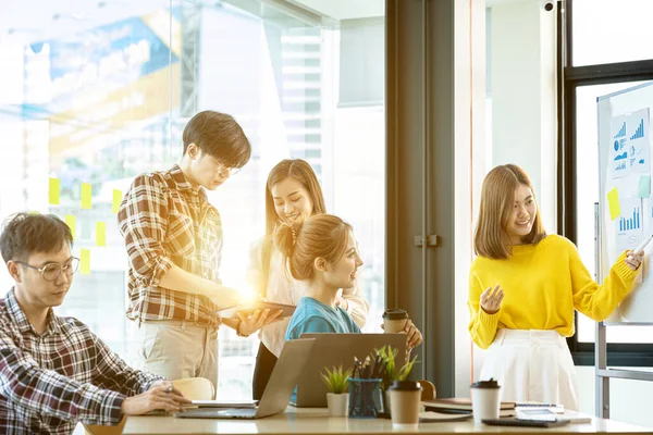 İnsanların sunum yaptığı toplantı odalarında, beyin fırtınası yapıyorlar, şirketin büyüme ve kârını yönetmek için toplantılar planlıyorlar. Yeni neslin yönetim kavramı.