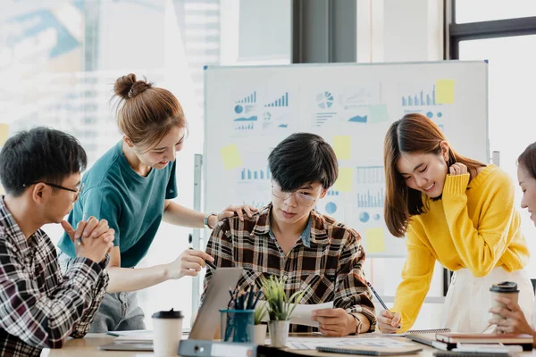Bir grup insan konferans odasında toplandı. Şirketin büyüme ve kârını yönetmek için beyin fırtınası yapıp toplantılar planlıyorlardı. Yeni neslin yönetim kavramı.