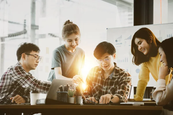 Bir grup insan konferans odasında toplandı. Şirketin büyüme ve kârını yönetmek için beyin fırtınası yapıp toplantılar planlıyorlardı. Yeni neslin yönetim kavramı.