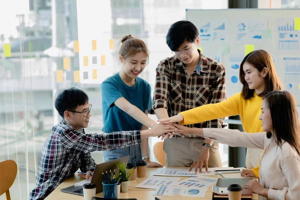 Bir grup genç Asyalı, organizasyondaki pozitif enerjiyi göstermek için birlikte çalışarak büyüyen bir girişim işletmeyi planlıyorlar ve beyin fırtınası yapıyorlar. Yeni neslin yönetim kavramları.