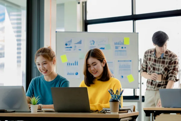 Yeni nesil tarafından işletilen bir girişim, şirket içindeki sorunları planlamak ve çözmek için birlikte çalışan iki kadın çalışan, genç, yetenekli ve ileri görüşlü çalışanlar..