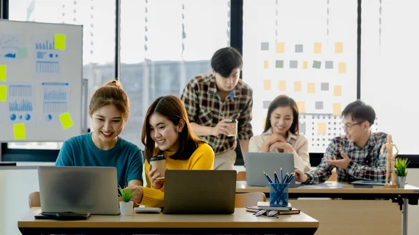 Yeni nesil tarafından işletilen bir girişim, şirket içindeki sorunları planlamak ve çözmek için birlikte çalışan iki kadın çalışan, genç, yetenekli ve ileri görüşlü çalışanlar..