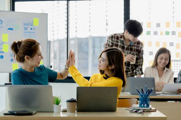 Due Donne Che Mostrano Gioia Guardando Dati Sul Loro Computer — Foto Stock