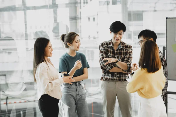 Girişim çalışanlarından oluşan bir grup, toplantılar planlamak ve şirketteki sorunlara çözümler üretmek için bir araya geliyor. Bunlar yetenekli ve vizyonlu gençler. Yönetim kavramı.