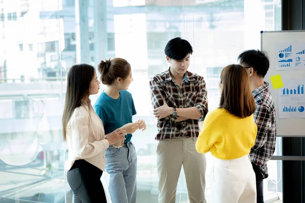 Girişim çalışanlarından oluşan bir grup, toplantılar planlamak ve şirketteki sorunlara çözümler üretmek için bir araya geliyor. Bunlar yetenekli ve vizyonlu gençler. Yönetim kavramı.