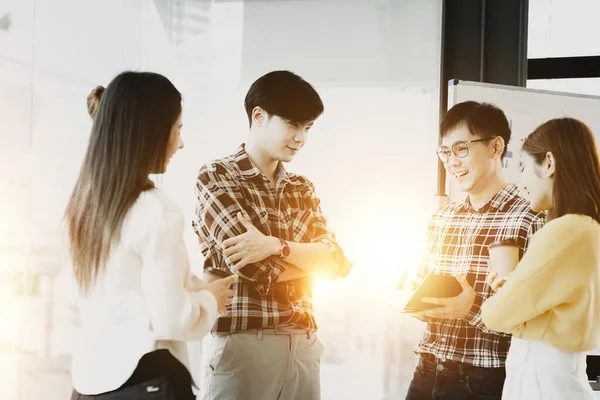 Girişim çalışanlarından oluşan bir grup, toplantılar planlamak ve şirketteki sorunlara çözümler üretmek için bir araya geliyor. Bunlar yetenekli ve vizyonlu gençler. Yönetim kavramı.