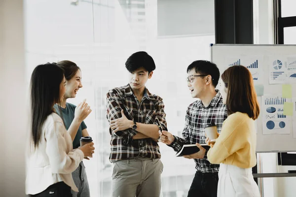 Girişim çalışanlarından oluşan bir grup, toplantılar planlamak ve şirketteki sorunlara çözümler üretmek için bir araya geliyor. Bunlar yetenekli ve vizyonlu gençler. Yönetim kavramı.