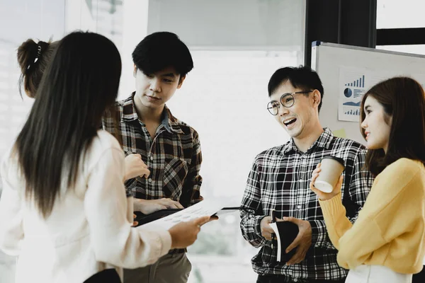 Girişim çalışanlarından oluşan bir grup, toplantılar planlamak ve şirketteki sorunlara çözümler üretmek için bir araya geliyor. Bunlar yetenekli ve vizyonlu gençler. Yönetim kavramı.