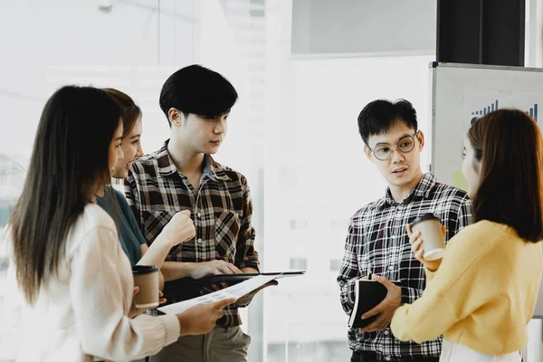 Girişim çalışanlarından oluşan bir grup, toplantılar planlamak ve şirketteki sorunlara çözümler üretmek için bir araya geliyor. Bunlar yetenekli ve vizyonlu gençler. Yönetim kavramı.