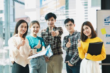 Girişim çalışanlarından oluşan bir grup, toplantılar planlamak ve şirketteki sorunlara çözümler üretmek için bir araya geliyor. Bunlar yetenekli ve vizyonlu gençler. Yönetim kavramı.