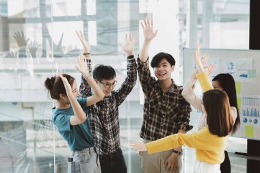 Ofiste başarılı olan bir grup gencin portresi.