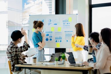 İnsanların sunum yaptığı toplantı odalarında, beyin fırtınası yapıyorlar, şirketin büyüme ve kârını yönetmek için toplantılar planlıyorlar. Yeni neslin yönetim kavramı.