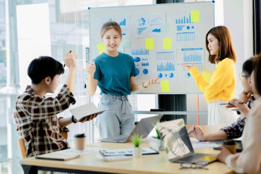 İnsanların sunum yaptığı toplantı odalarında, beyin fırtınası yapıyorlar, şirketin büyüme ve kârını yönetmek için toplantılar planlıyorlar. Yeni neslin yönetim kavramı.