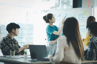 İnsanların sunum yaptığı toplantı odalarında, beyin fırtınası yapıyorlar, şirketin büyüme ve kârını yönetmek için toplantılar planlıyorlar. Yeni neslin yönetim kavramı.