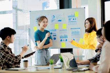 İnsanların sunum yaptığı toplantı odalarında, beyin fırtınası yapıyorlar, şirketin büyüme ve kârını yönetmek için toplantılar planlıyorlar. Yeni neslin yönetim kavramı.