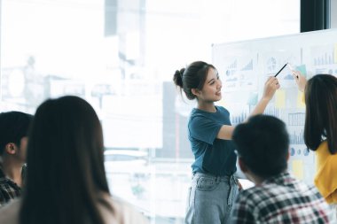 İnsanların sunum yaptığı toplantı odalarında, beyin fırtınası yapıyorlar, şirketin büyüme ve kârını yönetmek için toplantılar planlıyorlar. Yeni neslin yönetim kavramı.