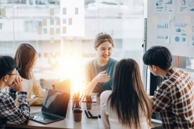 Bir grup insan konferans odasında toplandı. Şirketin büyüme ve kârını yönetmek için beyin fırtınası yapıp toplantılar planlıyorlardı. Yeni neslin yönetim kavramı.
