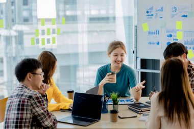 Bir grup insan konferans odasında toplandı. Şirketin büyüme ve kârını yönetmek için beyin fırtınası yapıp toplantılar planlıyorlardı. Yeni neslin yönetim kavramı.
