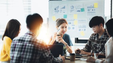 Bir grup insan konferans odasında toplandı. Şirketin büyüme ve kârını yönetmek için beyin fırtınası yapıp toplantılar planlıyorlardı. Yeni neslin yönetim kavramı.