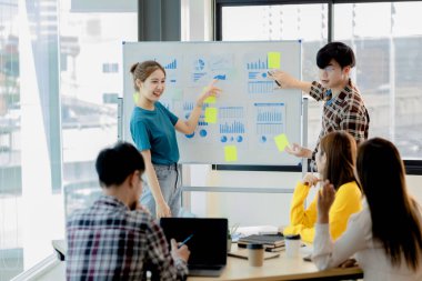 İnsanların sunum yaptığı toplantı odalarında, beyin fırtınası yapıyorlar, şirketin büyüme ve kârını yönetmek için toplantılar planlıyorlar. Yeni neslin yönetim kavramı.