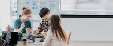 Bir grup insan konferans odasında toplandı. Şirketin büyüme ve kârını yönetmek için beyin fırtınası yapıp toplantılar planlıyorlardı. Yeni neslin yönetim kavramı.