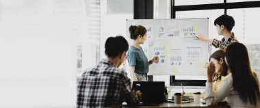 İnsanların sunum yaptığı toplantı odalarında, beyin fırtınası yapıyorlar, şirketin büyüme ve kârını yönetmek için toplantılar planlıyorlar. Yeni neslin yönetim kavramı.