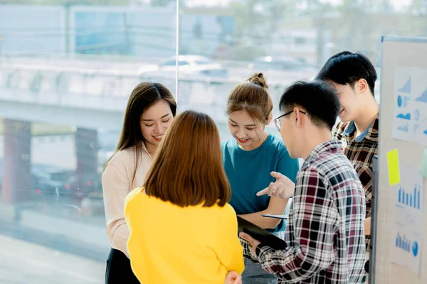 Girişim çalışanlarından oluşan bir grup, toplantılar planlamak ve şirketteki sorunlara çözümler üretmek için bir araya geliyor. Bunlar yetenekli ve vizyonlu gençler. Yönetim kavramı.