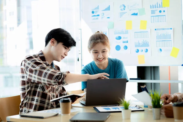 Yeni başlayan bir şirkette çalışan bir kadın çalışan, pazarlama planı, pazarlama analizi ve şirketin yeni neslin zihniyetine göre büyümesi için yöneticilerle görüşüyor..