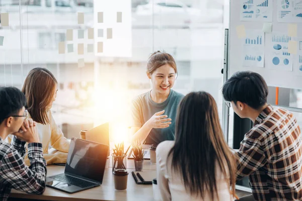 Bir grup insan konferans odasında toplandı. Şirketin büyüme ve kârını yönetmek için beyin fırtınası yapıp toplantılar planlıyorlardı. Yeni neslin yönetim kavramı.