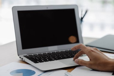 Finansal verileri, kripto para birimleri dünyasındaki iş büyümesini ve mevcut küresel ekonomiyi savaş ve dengesizlikle izlemek için ellerinizi klavyenin üzerine koyun. Finans ve yatırım kavramları.