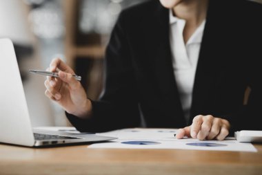 Finans belgelerini kontrol eden bir iş kadını, bir şirket sahibi, şirketin mali özetini kontrol eden bir finans bölümü var. Girişim şirketinin yönetim kavramı.