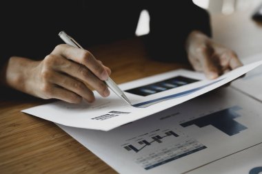 Finans belgelerini kontrol eden bir iş kadını, bir şirket sahibi, şirketin mali özetini kontrol eden bir finans bölümü var. Girişim şirketinin yönetim kavramı.