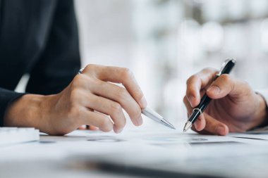 Girişimcinin toplantı odasındaki atmosfere, şirketin operasyonlarını planlamak ve beyin fırtınası yapmak için iki delege katıldı. Genç iş adamları girişimlerde bulunuyor ve giderek yükseliyorlar. Başlangıç fikri.