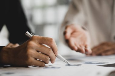 Girişimcinin toplantı odasındaki atmosfere, şirketin operasyonlarını planlamak ve beyin fırtınası yapmak için iki delege katıldı. Genç iş adamları girişimlerde bulunuyor ve giderek yükseliyorlar. Başlangıç fikri.