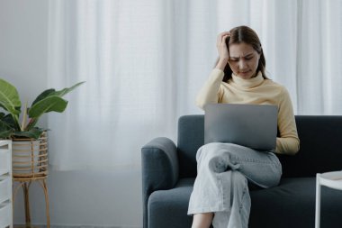Çalışmalarını dizüstü bilgisayardan kontrol eden Asyalı kadın, tatillerde iş sorunları nedeniyle işten izin aldığı ve strese yol açtığı ve dinlenmek için izin almadığı için stresli. Sıkı çalışma konsepti.