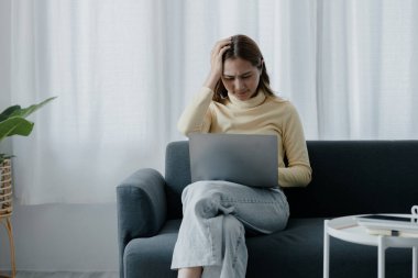 Çalışmalarını dizüstü bilgisayardan kontrol eden Asyalı kadın, tatillerde iş sorunları nedeniyle işten izin aldığı ve strese yol açtığı ve dinlenmek için izin almadığı için stresli. Sıkı çalışma konsepti.