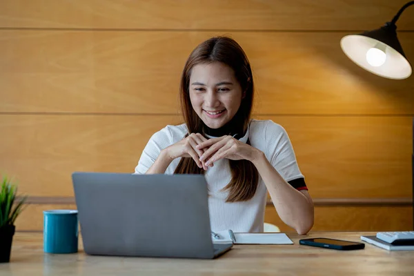 Азиатская Женщина Используя Ноутбук Онлайн Обучения Учится Онлайн Концепция Онлайн — стоковое фото