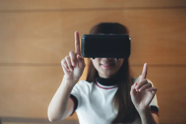 Kobieta Okularach Wirtualnej Rzeczywistości Korzystania Technologii Przyszłości Przy Użyciu Technologii — Zdjęcie stockowe