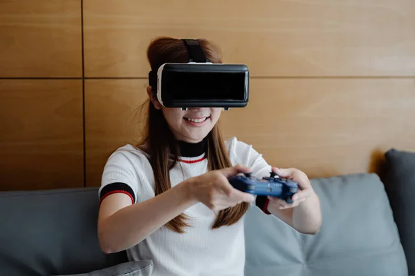 Kobiety Okularach Wirtualnej Rzeczywistości Joysticku Gier Przy Użyciu Technologii Wirtualnej — Zdjęcie stockowe