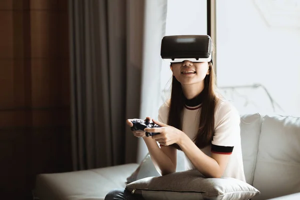 Kobiety Okularach Wirtualnej Rzeczywistości Joysticku Gier Przy Użyciu Technologii Wirtualnej — Zdjęcie stockowe