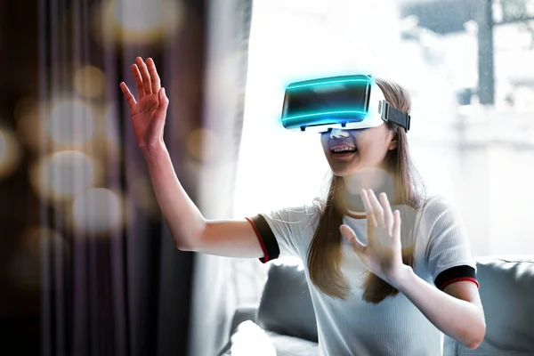 Kobieta Okularach Wirtualnej Rzeczywistości Korzystania Technologii Przyszłości Przy Użyciu Technologii — Zdjęcie stockowe