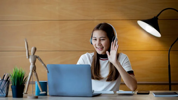 Beautiful Asian Woman Using Laptop Study Online She Studying Online — Stockfoto