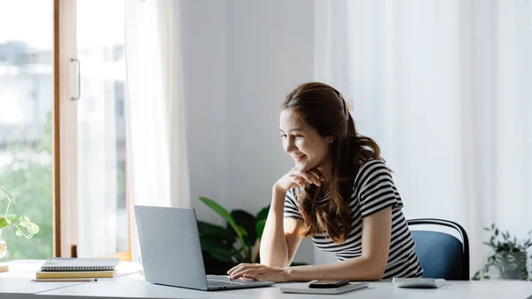 Mujer Asiática Estudiando Línea Ordenador Portátil Tomando Notas Cuaderno Ella — Foto de Stock