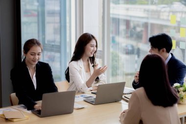 Toplantı odası atmosferi ve iş grupları daha karlı bir büyüme için iş operasyonlarını tartışıyor ve planlıyorlar. İş toplantısı ve şirket yönetimi kavramı.